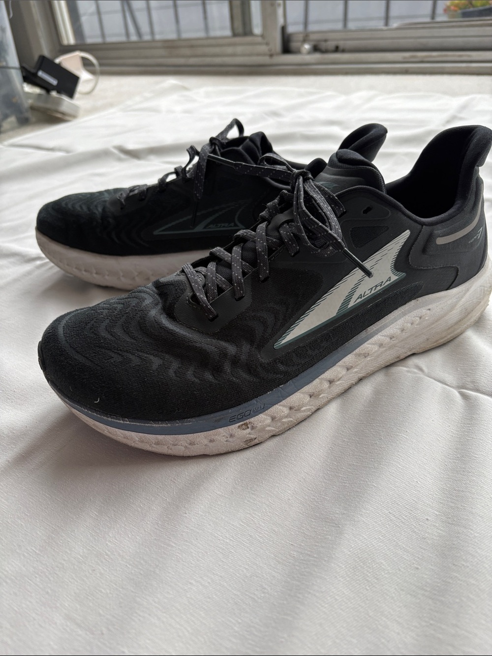 Men’s 11.5. Altra Black and White Road Running Shoes